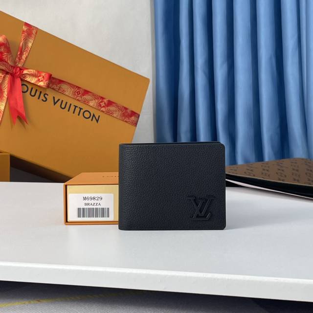 p70 M69829 Lv Aerogram Multiple 钱夹为经典设计注入崭新意味。考究工艺令牛皮革呈现丰盈粒面质感，金属 Lv 字母标注品牌身份，可轻