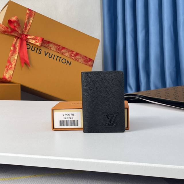 p70M69979 全新 Lv Aerogram 口袋钱夹选取的牛皮革柔软如旧时航空信笺，金属 Lv 字母低调标注品牌身份，配有隔层和卡位，成就雅致与功能的融合