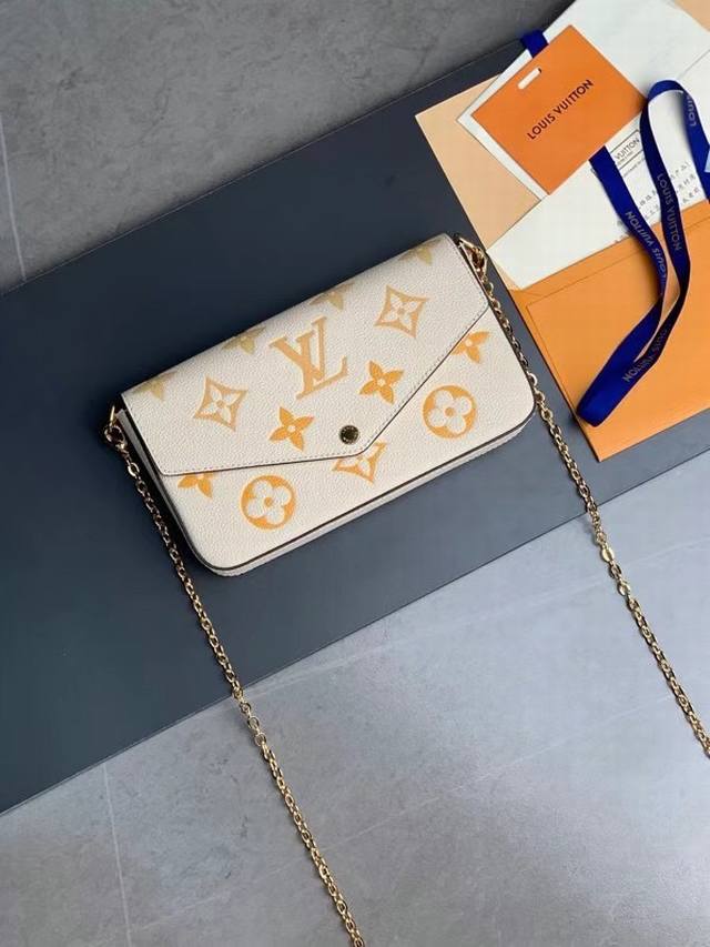 p120 m80498 米白色！FéLicie Pochette 链条包！特别款 FéLicie Pochette 链条包以微妙渐变色彩渲染 Monogram