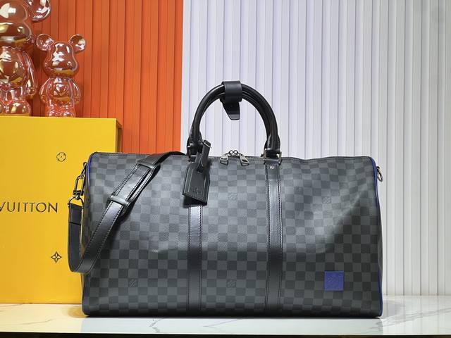 批260升级版 M00096 M22532 M41416 黑格蓝五金 本款的Keepall 50手袋采用Damier Graphite帆布制成，大小为手提行李尺