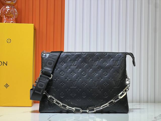 批210M57790 M57783 M21773 由蓬松的 Monogram 压纹版羊皮革制成的 Coussin大号手袋，包内两个隔层之间配有拉链口袋。粗犷链条