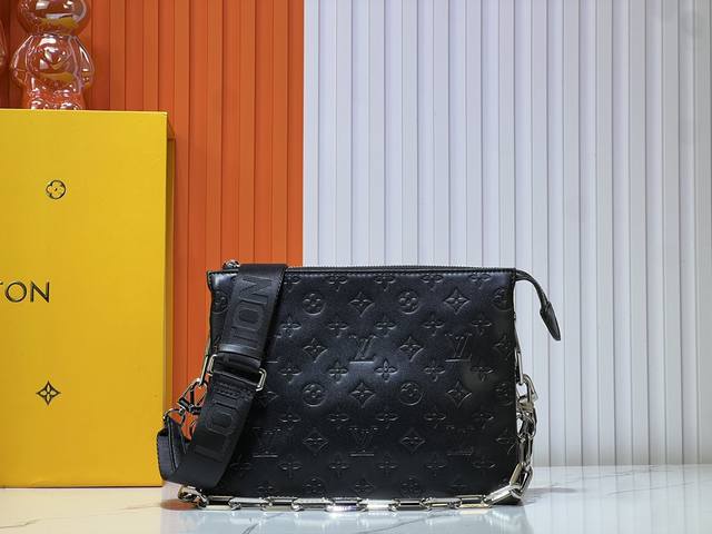 批180M57790 M21773 由蓬松的 Monogram 压纹版羊皮革制成的 Coussin小号手袋，包内两个隔层之间配有拉链口袋。粗犷链条与织物宽包带均