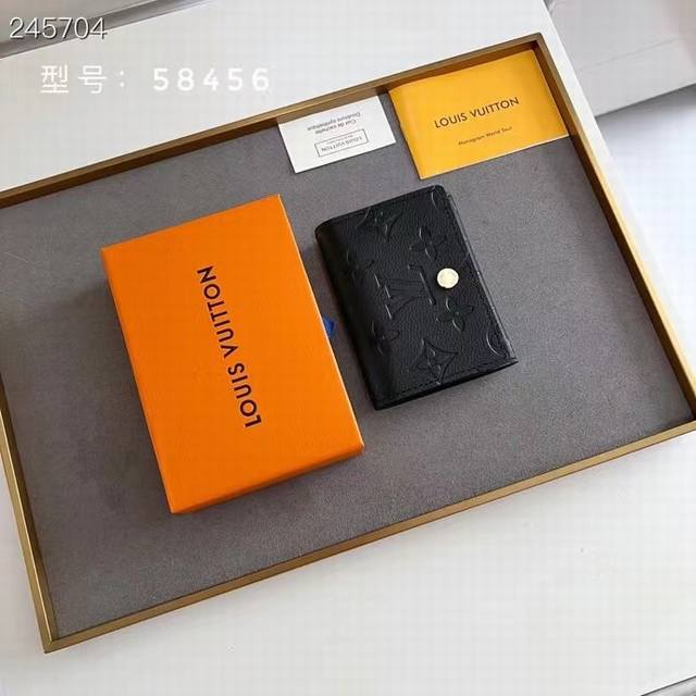 p70【实物拍摄 】型号：M58456钻石纹压花，老花小巧的头层牛皮小卡包 名片夹 终于出货了专柜正版开发 完全一致 细腻的压花 全钢的五金里外全皮 手感柔软