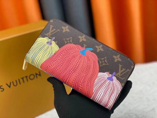 p80 原版【实物拍摄 自家背景】 M60017南瓜老花 这款造型经典的 Zippy 拉链钱夹以精致而柔软，宽敞的容量和精致的金色配件，低调中尽显优雅气质。 带