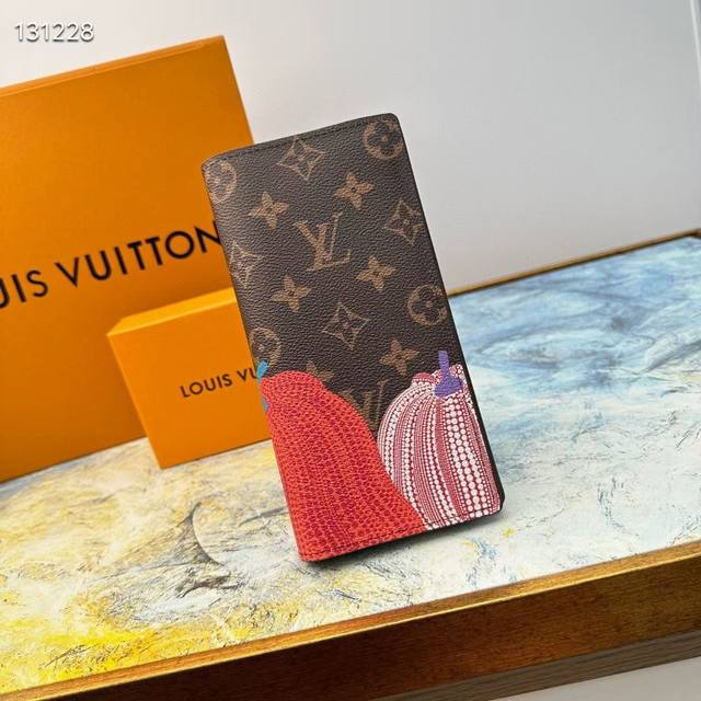 p80 M62665这款实用的Lv X Yk Slender钱包为全新的Louis Vuitton X Yayoi Kusama联合系列换上耀目新装。款式选以M