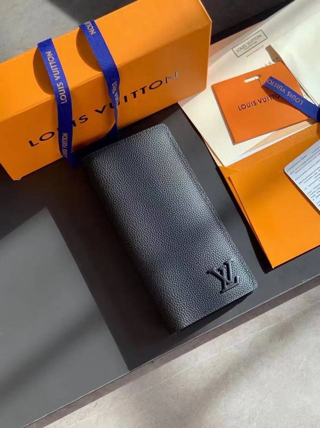 p80M69980黑色！金属字母！Aerogram Brazza 钱夹 着重粒面小牛皮的细腻质感，再以金属 Lv 字母低调烙印身份。隔层和卡位可容纳纸钞、文件和