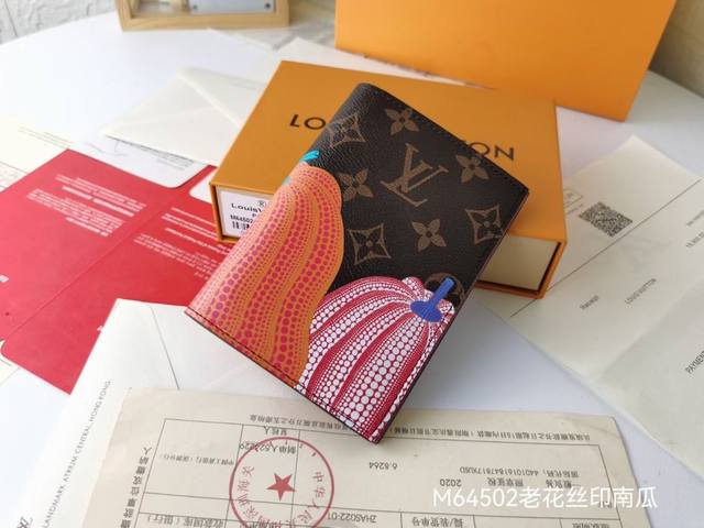 p70M64502护照夹 时尚出行的绝佳伴侣。质感奢华的粒纹小牛皮内衬，内部多隔层构造，风格经典的旅行配饰。将此款优雅的护照套变为可爱的化身。尺寸：10X14X