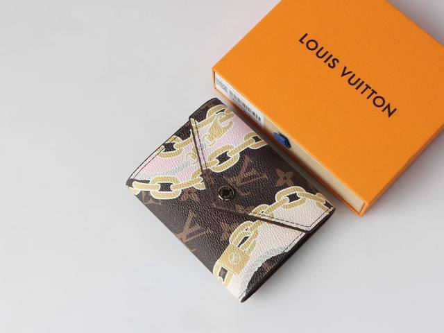 p80,M40468 别致的“Portefeuille Victorine”,采用印花帆布制成。 Damier Azur 帆布与海洋风格图案相结合,采用柔美的绳 p80,M40468 别致的“Portefeuille Victorine”,采用印花帆布制成。 Damier Azur 帆布与海洋风格图案相结合,采用柔美的绳