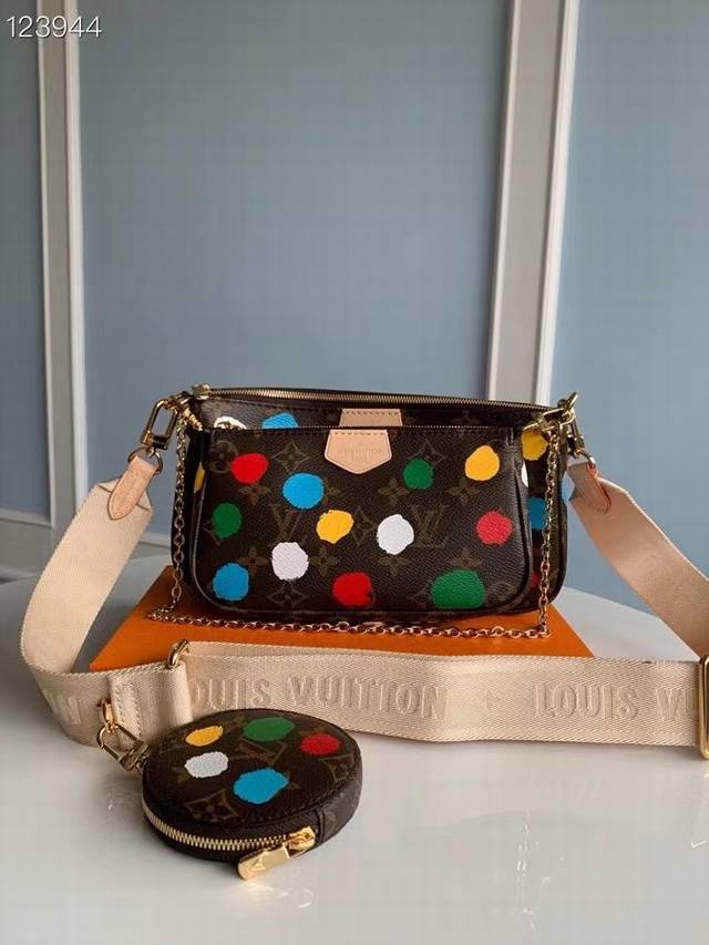 p1460 m46385 M44823。新款丝印三件套 Multi Pochette Accessories 手袋以 Monogram 帆布构筑三件合一的活力设