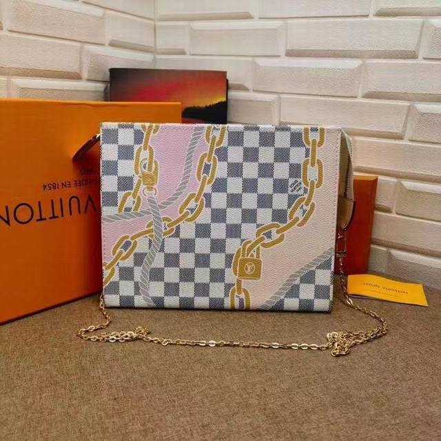 p110 n40469丝印 实物拍摄 在涂层帆布链上的图解袋具有一个大胆的打印结合夏天达米埃蔚蓝图案和一个航海主题由绳索和链。灵感来自于1901年的“单图解袋”