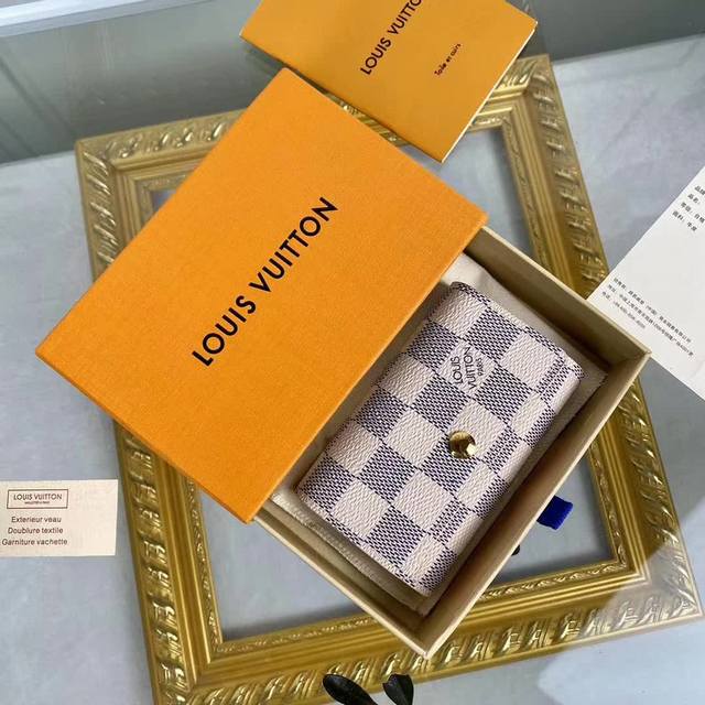 p60小巧精致的钥匙包，M62630 设有六个可系扣六把钥匙的锁扣。采用Monogram帆布制造，配衬手袋或公事包，既实用又美观。10 X 7 Cm (长 X