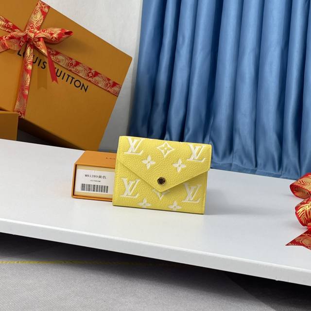 p90M81289黄色独家实拍！本款 Victorine 钱夹出自 Spring In The City 胶囊系列，为 Monogram Empreinte 皮