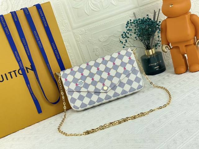 p120 2650夏天新款 M64616 Felicie手袋优雅华贵，内含两个可脱卸口袋，是携带整理您的日常用品的时尚之选。它不仅仅是款钱夹，除去金色链条后，它