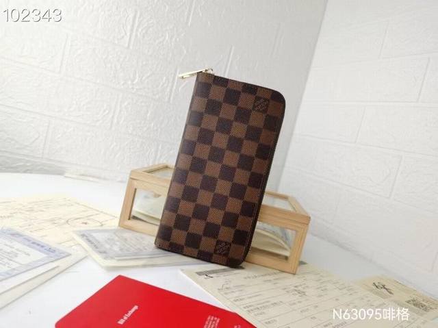 p80【实物拍摄 自家背景】这男款士竖款拉链钱夹耐以磨的Damier Graphite 帆布制成，气优质雅。多个实用的袋口和隔层设计可轻容松纳现金、信用和卡零钱