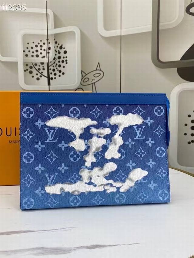 p90，61692 蓝天白云。云朵Monogram Eclipse帆布裁制而成，此款风格硬朗的全新中号手袋可轻松收纳个人必备物品尺寸：26X20X5Cm