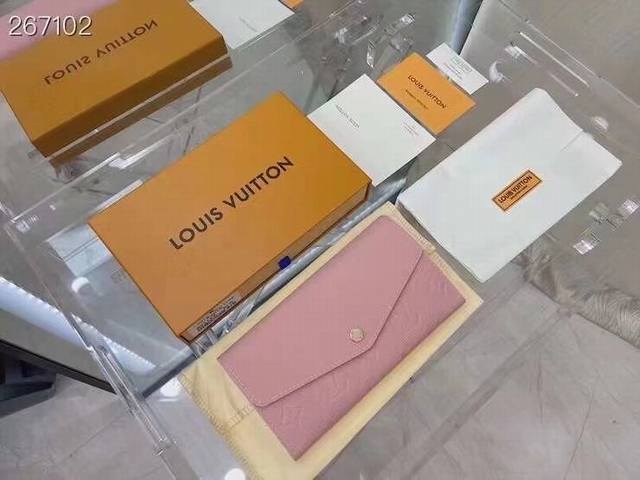 90包邮压花牛皮钱包这款信封式Sarah钱夹外部采用精心压纹Monogram Empreinte 皮革，内部设计巧妙，拥有众多口袋和信用卡插槽16个信用卡槽，1