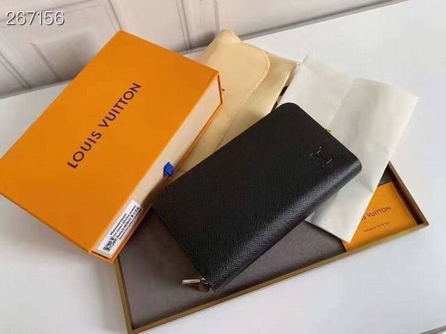 批120，20012原版皮尺寸：23X13極富功能性，這款 Zippy Xl手包，卻給您小型手袋的容量。足以容納手機（設有手機口袋）、鑰匙、護照、信用卡和現金，