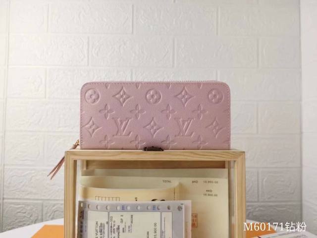p80独家实拍M60171】CléMence钱夹 采用奢华的 Monogram Empreinte头层牛皮制作，此款女钱包由一个拉链包和一个可卸装钱夹组合而成，
