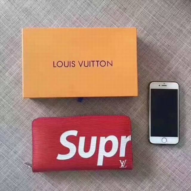 p90 大号M67543单拉 在全新 Monogram 花纹中融入 Supreme 标志性的长方形 Box Logo，除了两大时尚符号的强强合作，本次特别合作更