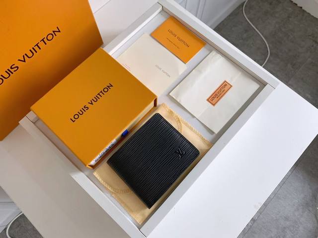 p70 短夹内盖夹 这款钱夹 设计时尚低调，便于收纳纸币、信用卡与收据，轻便耐用，可轻易放入上衣或裤装口袋。款号：62664. 尺寸：12 X 9 Cm