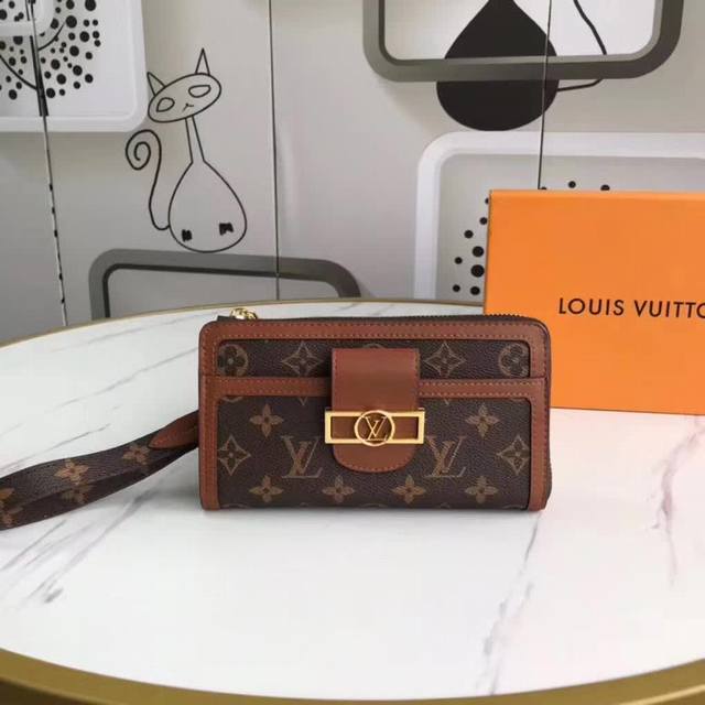 p110M69162 达芙妮钱包用“多菲”线的代码重新诠释图标的“吉比·多芬钱包”的“吉比·多菲”。将单克&单克反向帆布组合而成的钱包，用复古风格的扣子和光滑的