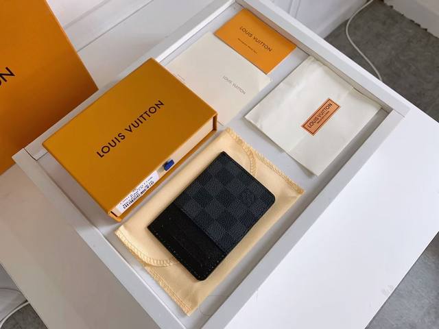 p60 顶级原版这款雅致时尚， 设有多个信用卡夹层和口袋，结构讲究实用性，并可轻易收纳入外套口袋或手袋。款号：M62666 尺寸：7X11X2