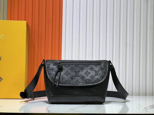 批170M12681 本款 Pulse 邮差包以 Monogram Eclipse 帆布塑造精巧构型，为翻盖上的外袋搭配线绳拉链头。磁扣开合方便取放物品，巧用侧