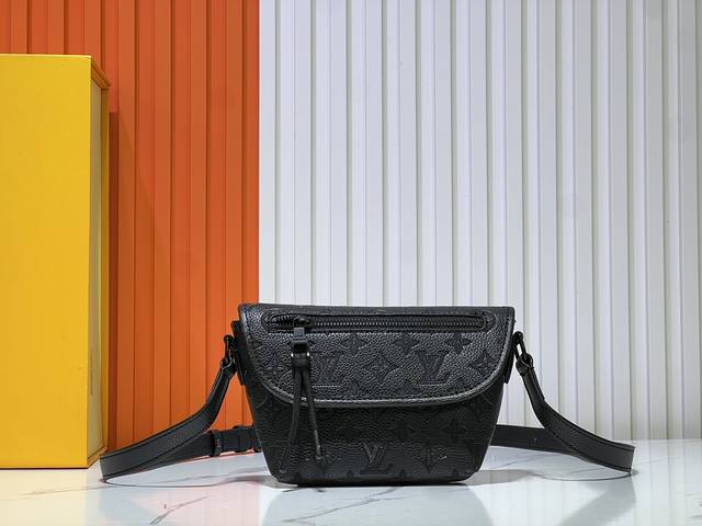 批160官网最新款 M12806 M12636 本款 Pulse 迷你手袋取材 Monogram Eclipse 涂层帆布，以简洁线条和运动元素传递摩登格调。精