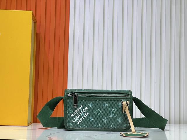 批140升级原版 M12599黑花 M12637绿花 本款Bosphore 迷你手袋得名于品牌 2000 年代的复古 Bosphore 系列，以简洁线条和紧凑构