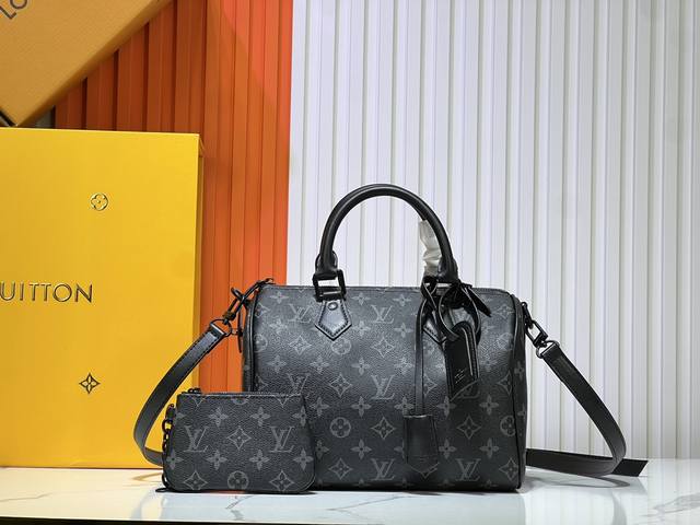 批210M24425 M24424 M24422 本款 Speedy BandoulièRe 25 Monogram Leather 手袋选用柔软牛皮革，以 M