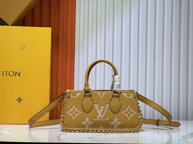 批200M46653 M45659 本Onthego 小号手袋为 Monogram 全新色调，以清新之姿点亮春日造型。精简空间可容纳钱夹和手机，可拆卸圆形零钱包