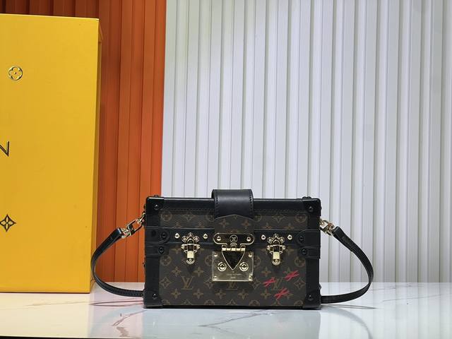 批170升级原版 M86286.此款来自2019早春系列的Petite Malle手袋由女装艺术总监Nicolas GhesquièRe与Grace Coddi