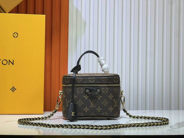 批170M47125 Vanity Chain Pouch 手袋向经典化妆箱汲取灵感，以 Monogram 帆布诠释旅行精神。顶部手柄和可拆卸编织链条融入皮革元
