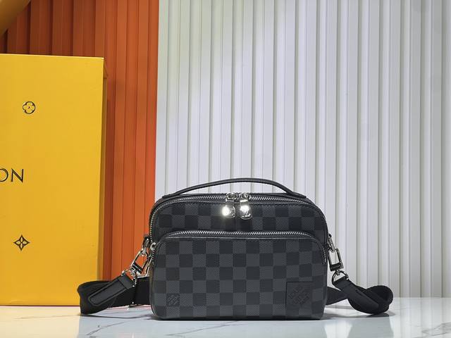 批210官网最新 M11657 十字纹 压格 黑格District 小号邮差包采用深染 Taga 皮革，搭配拉链前袋，以方正构型和适宜尺寸成就日常佳选。可调节肩