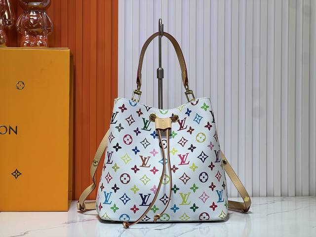 批200M44022 村上隆联名款 白三彩NéOnoé水桶包是为 2022秋冬系列Neonoe Bb排列在 Da Mi Er Azur 涂层帆布处理借给额外触摸