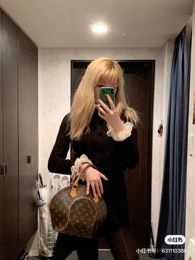 批210变色黄皮M20752 Nicolas GhesquièRe 感悟 1997 年的设计魅力，创造此款 Ellipse Bb 手袋。Monogram 帆布裁