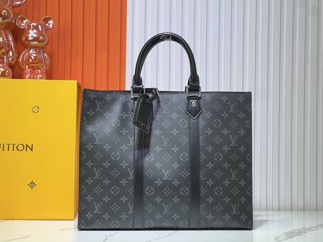 批220升级版 M47059 M24786 最新款公文包 Sac Plat 24H 手袋拥有 Monogram Eclipse 涂层帆布的儒雅风范，以侧带、手柄