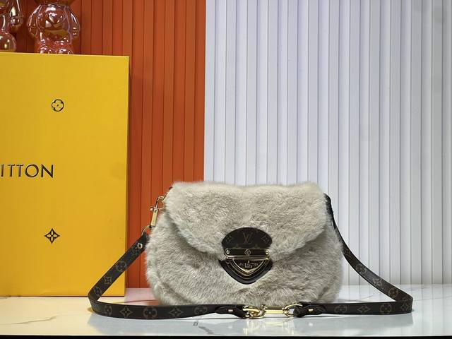 批220升级原版 M12097 M12192 M46829 本款 Sunset 手袋取材柔软羊毛皮，以别致设计道出 Lv Ski Cozygram 系列主旨。莹