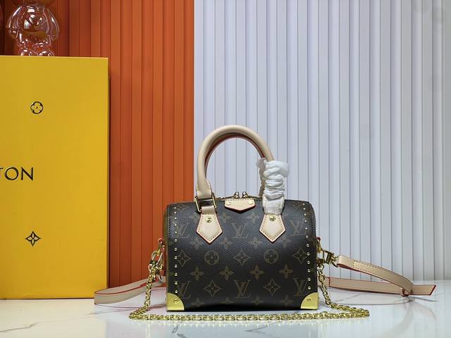 批200升级原版 M46881 Lv枕头这一季Louis Vuitton秀款 lv2025早春系列]酷黑皮革与小巧老花时尚达人们，准备好迎接Lv2025早春系列