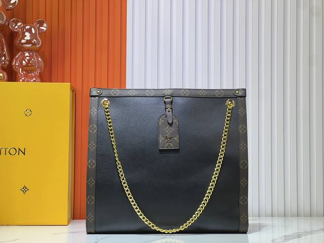 批200升级版款号M13137大号M13140小号2025 Cruise 早春秀场推出Nova 小号，中号手袋，令雍容牛皮革呈现微妙镜面效果，兼具率性风范和闲雅