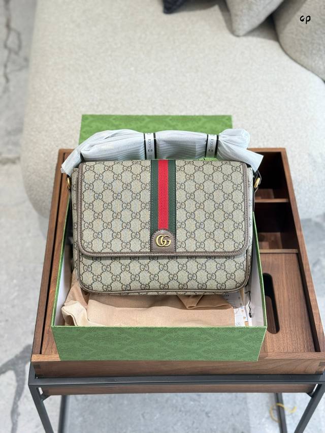 p250 [配全套原厂绿盒包装] Ophidia系列中号邮 差包，Gg Supreme Tender帆布魅力演绎男士系列配饰，柔软材质和耐用特性为品牌经典设计注