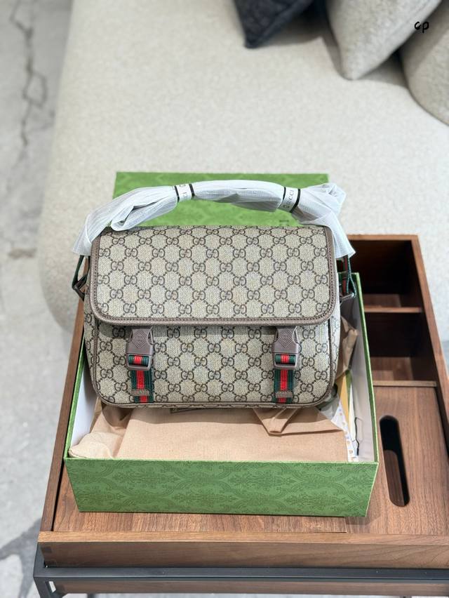 p250 gucci男包邮差包 27Cm 盒子包装 ophidia 系列小号肩背包。Ophidia 系列依然是品牌挚爱。每一季都会推出全新款型，打造适合各种目的