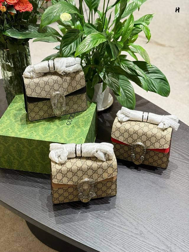 p220 百搭时髦还得是Gucci啊 gucci小号酒神不愧是万年经典款 真滴好百搭~ 任何风格都能轻松拿捏4 经典老花拼红色复古又时髦+ 谁还不心动啊20Cm