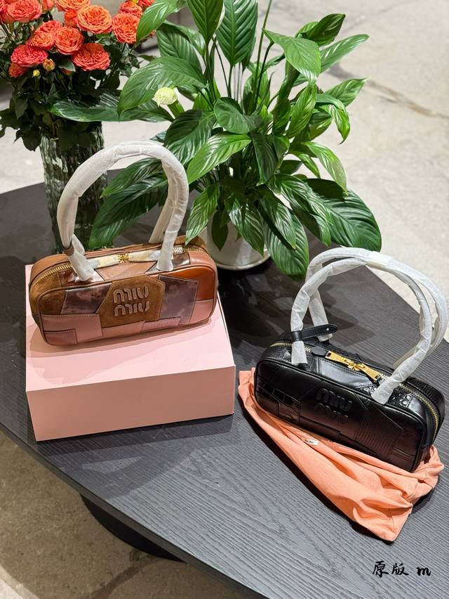 p360 miumiu保龄球，大爆款拼接色 这只大火啊超有腔调的一-款 简约精致的设计真的好耐看 不同色系拼接有点流浪感又透着高级 色彩搭配温暖而富有层次 把美