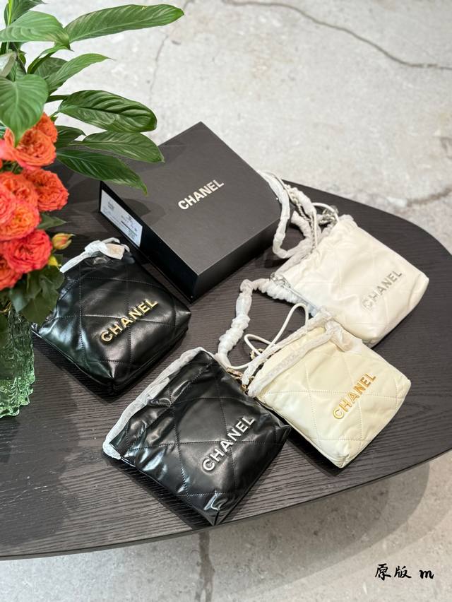 chanel Mini垃圾袋P250原版羊皮 可以手提也可以斜挎 新一季的C位让原本走休闲风的22Bag-下子小女生起来了 可以手提也可以斜挎，精致又可爱 18