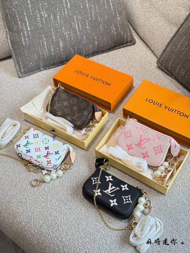 p140 谁懂啊 谁说Lv小麻将只能装可爱了 气垫口红纸巾还是没有问题好吧白毕竟手机一般不离手可@ 小麻将不论是手提还是斜挎都可爱又不失精致影 经典款永不过时