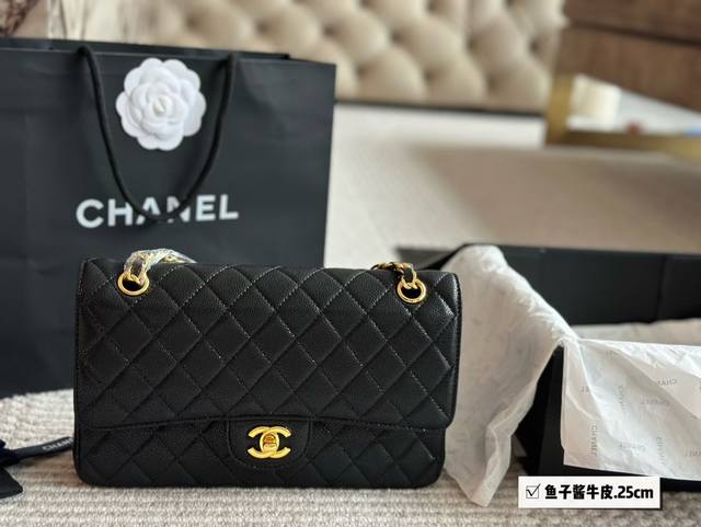 ￥240 chanel小牛皮Cf系列菱格包香奈儿#精致女神推荐入手呦 美貌与实用并存 近年超盛行而小香这款做的超级棒 百搭休闲,职业,萌新等多种风格 材质是原版