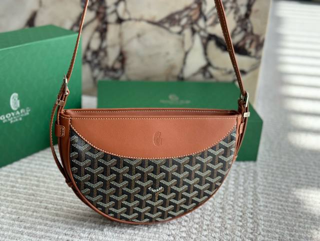 230 配盒 size：25 17Cm 戈雅 Goyard 新款半月包 男生女生用！ 上身效果绝绝子~ 日常非常好搭配哦~ 男生女生都可以入手！
