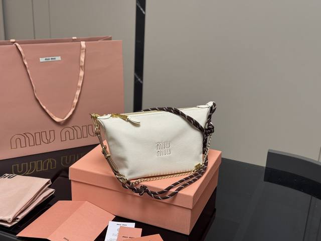 ￥200 配盒 size：底宽18*15Cm miumiu帆布款小饭盒~ 自带冲浪绳！！ miumiu最新款饭盒包 性价比之王 早春新款哐哐上市啦 休闲百搭的饭