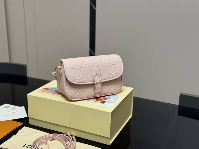 ￥220 配盒 size：20*13Cm lv Diane大象灰法棍迷你 也出Nano尺寸了 真的难以置信！